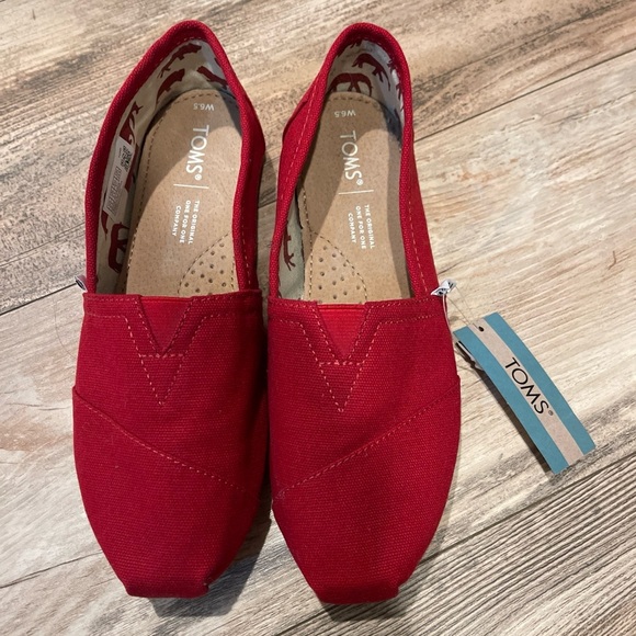 Tom’s Women’s Classic Canvas Red Slip On Shoes NWT Size 6.5 Square Toe - Picture 1 of 5